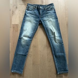 Men’s gently used Lucky Brand jeans. W33 L32. Slim fit vintage wash.